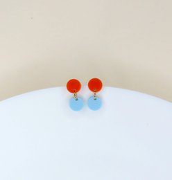 Dotty acryl oorbellen in oranje lichtblauw