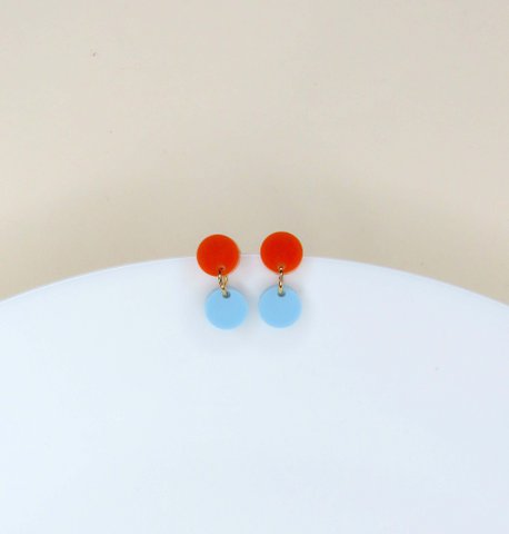 Dotty acryl oorbellen in oranje lichtblauw