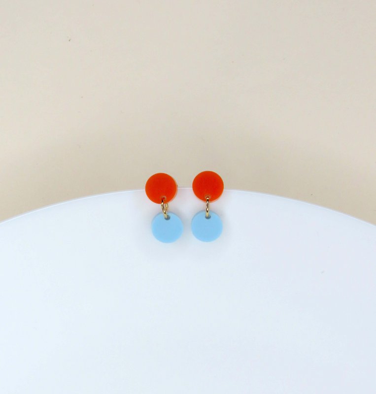 Dotty acryl oorbellen in oranje lichtblauw