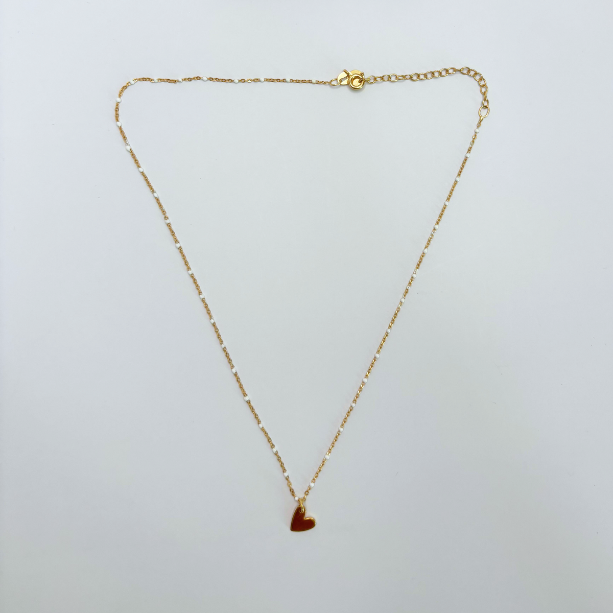 Collana in oro con perline smaltate bianche