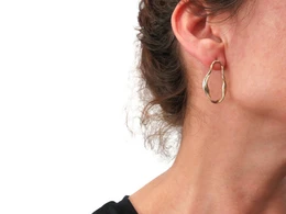 Økologiske bronze øreringe – skulpturelt design