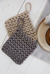 Coaster knit in a reverse pattern, available in gray, beige, and black. Measures 17cm x 17cm. Ideal for protecting surfaces from hot dishes or drinks.