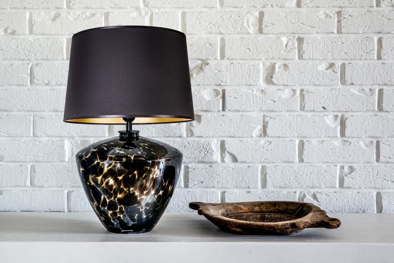 Bordlampe af glas, pæreformet, stor, plettet med sort lampeskærm