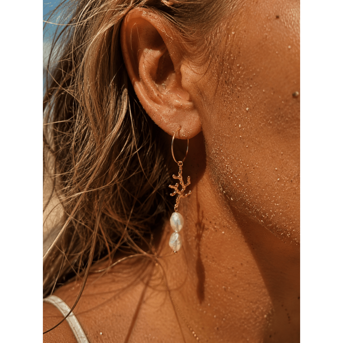 Les boucles d’oreilles Coral Whisper