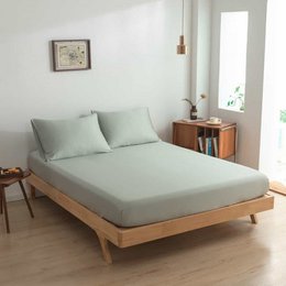  A fitted sheet in a solid white color, measuring 200x220/210/200 cm, suitable for a split-top mattress.
