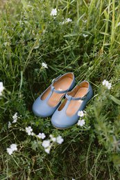  Girls' ballet flats in dusty blue color, suitable for kids. Features a classic Mary Jane style with a strap across the instep.