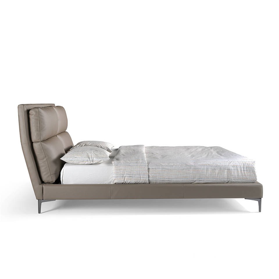 Bett mit Kunstlederbezug und Kissen