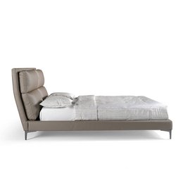 Cama tapizada en polipiel con cojines