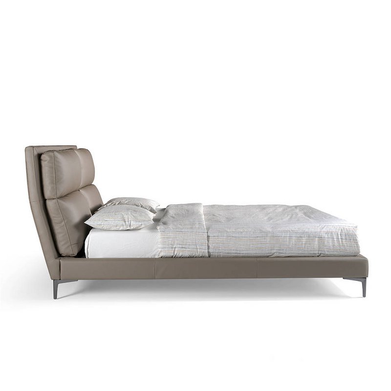 Cama tapizada en polipiel con cojines