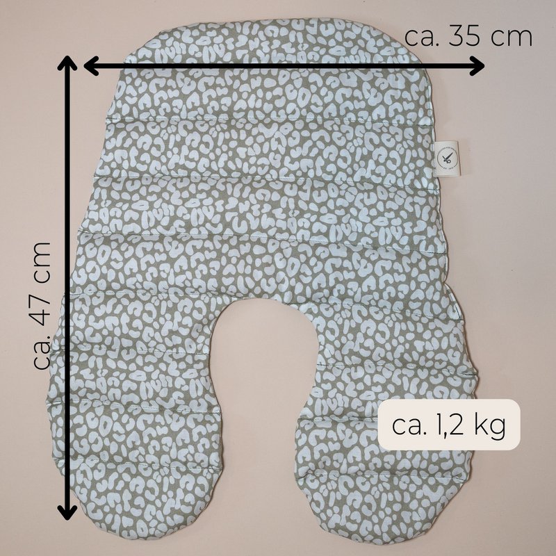 Naga poduszka wypełniona organicznymi pisowniami - leoprint