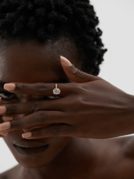 Tabby - Solitaire jubilæums ring i krystalguld