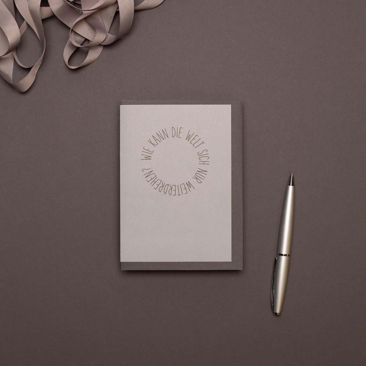 Schlichte Trauerkarte "Wie kann die Welt sich nur weiterdrehen", Kondolenzkarte aus 100% Recyclingpapier
