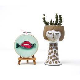 Handmade Embroidery Hoop Wall Art – Red Lips Pop Art – Textile Wall Decoration (10 cm)