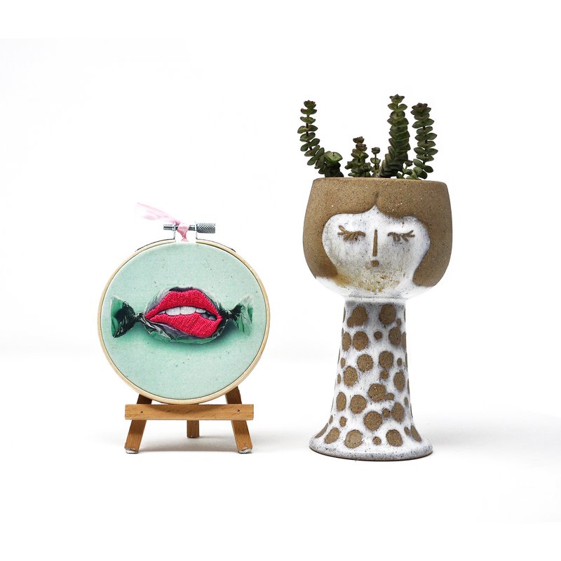 Handmade Embroidery Hoop Wall Art – Red Lips Pop Art – Textile Wall Decoration (10 cm)