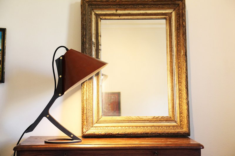 SILENCE Tischlampe aus Upcycling-Leder