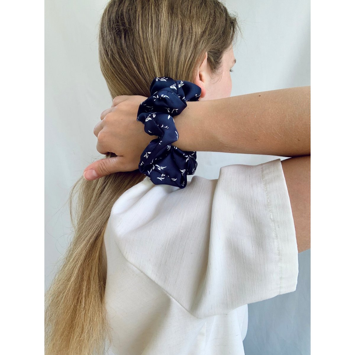 Scrunchie - Navy Flowers - Genbrug