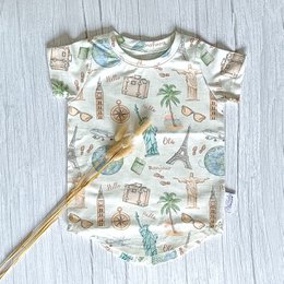 T-shirt à ourlet incurvé Voyagez à travers le monde - Design exclusif
