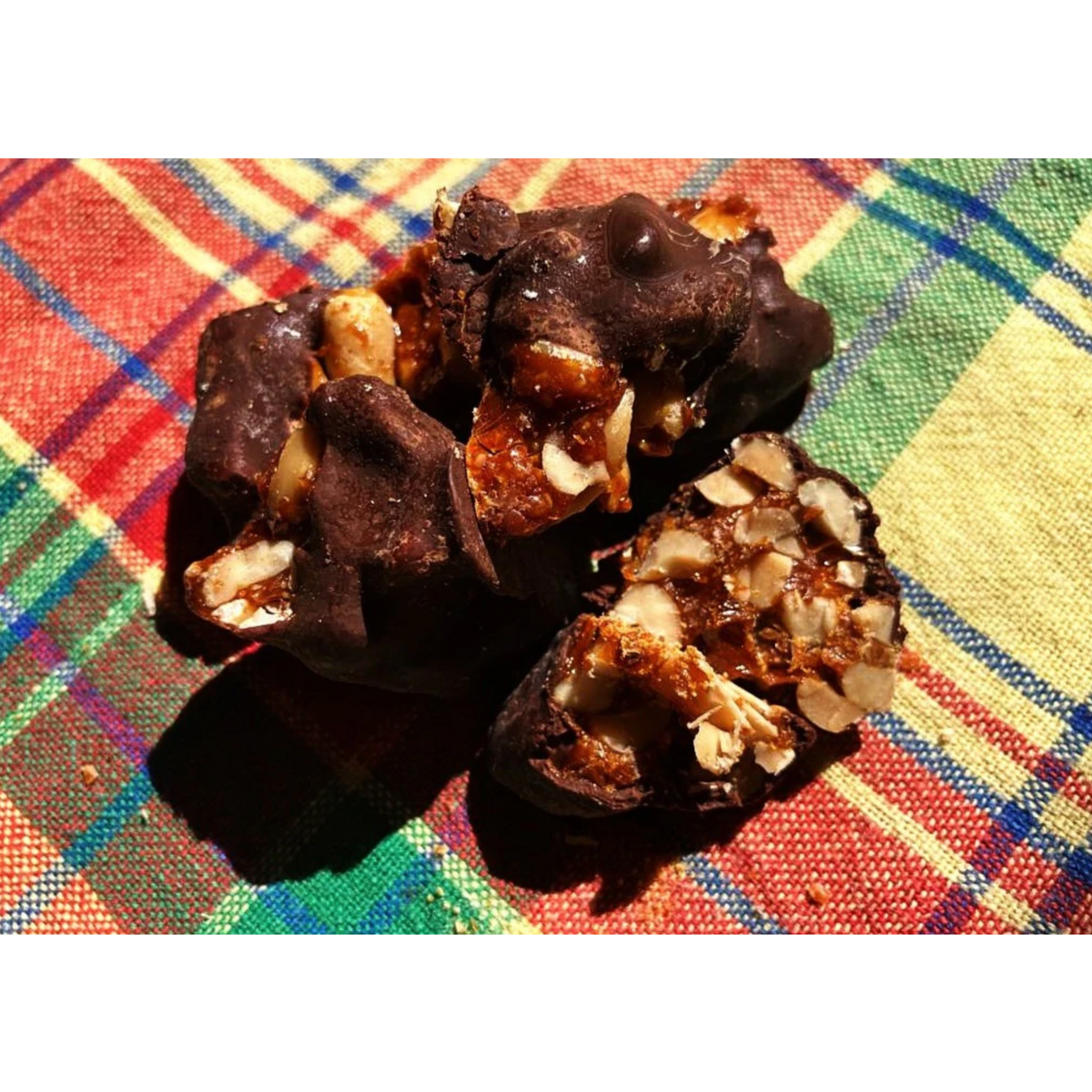 Halbschokoladen-Erdnuss-Nougat namens „Pistazien-Sik“