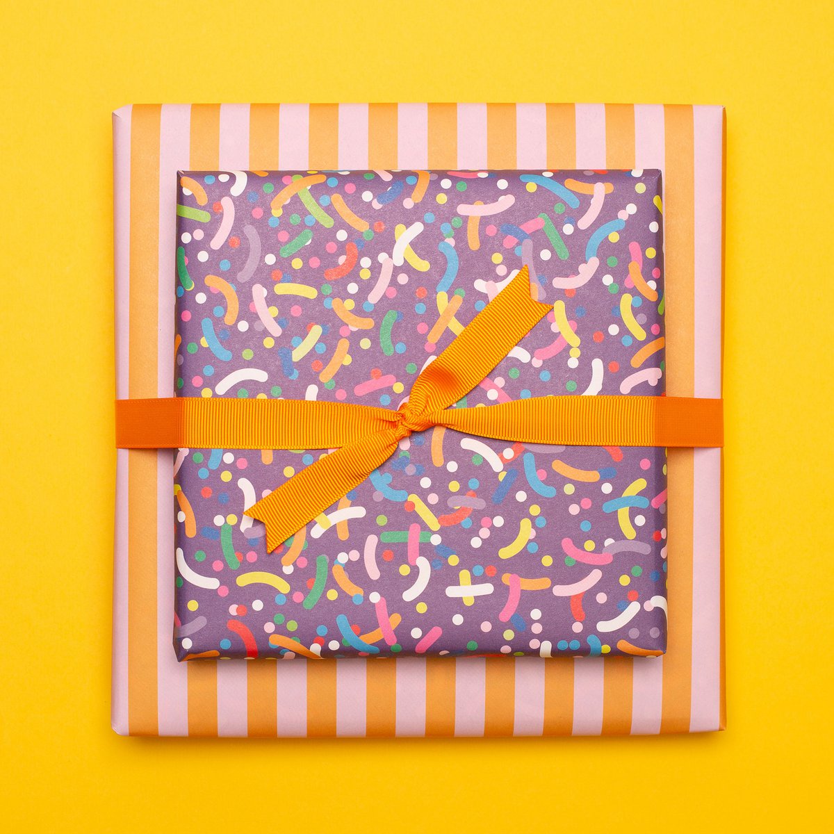 Lila Geschenkpapier Bunte Streusel - Kinder Geschenke verpacken mit Regenbogen Konfetti Papier für Geburtstagsparty und Einschulungs Geschenk, Geschenkpapier Streifen Pink Orange
