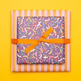 Lila Geschenkpapier Bunte Streusel - Kinder Geschenke verpacken mit Regenbogen Konfetti Papier für Geburtstagsparty und Einschulungs Geschenk, Geschenkpapier Streifen Pink Orange