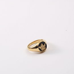 Kiki - Carved Angel Baby Black Emalje Signet Ring