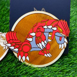 Hölzerne farbenfrohe Pokémon -Untersetzer, Groudon, Geek Decor, Nerd Room Anime Fan Geschenke Hauswarming