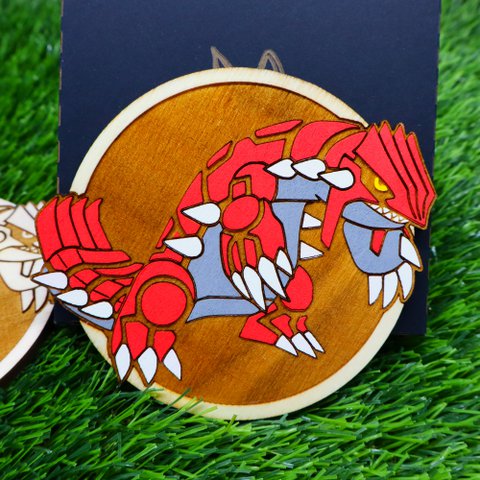 Hölzerne farbenfrohe Pokémon -Untersetzer, Groudon, Geek Decor, Nerd Room Anime Fan Geschenke Hauswarming