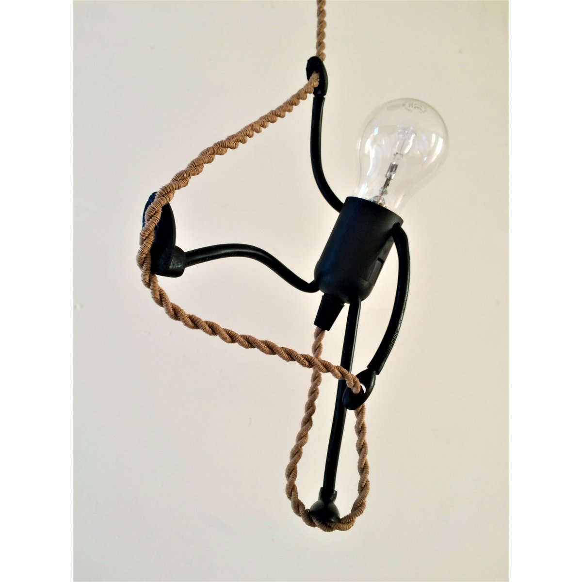 M. Bright One sur une corde ; * Lampe suspendue * Dutch Design * Le cordon de 75 cm ressemble à une vraie corde * Facilement réglable en hauteur