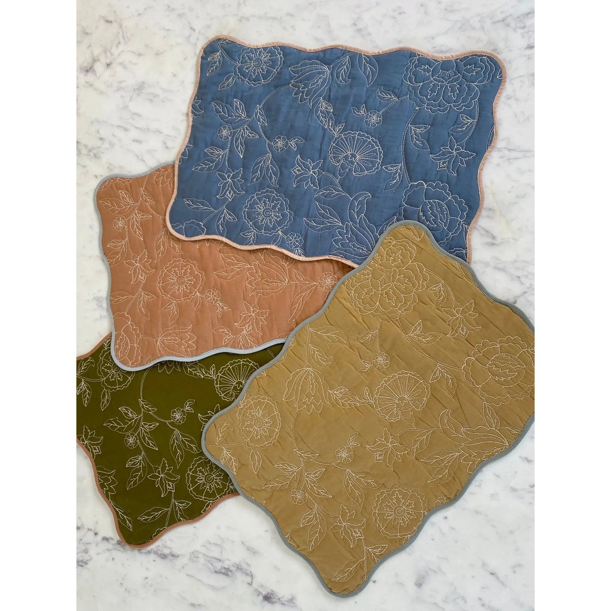 Tafelmat | Rosabelle Chintz Olive Scallop Matten-set van 2 van Sanctuary Living