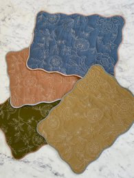 Tafelmat | Rosabelle Chintz Olive Scallop Matten-set van 2 van Sanctuary Living