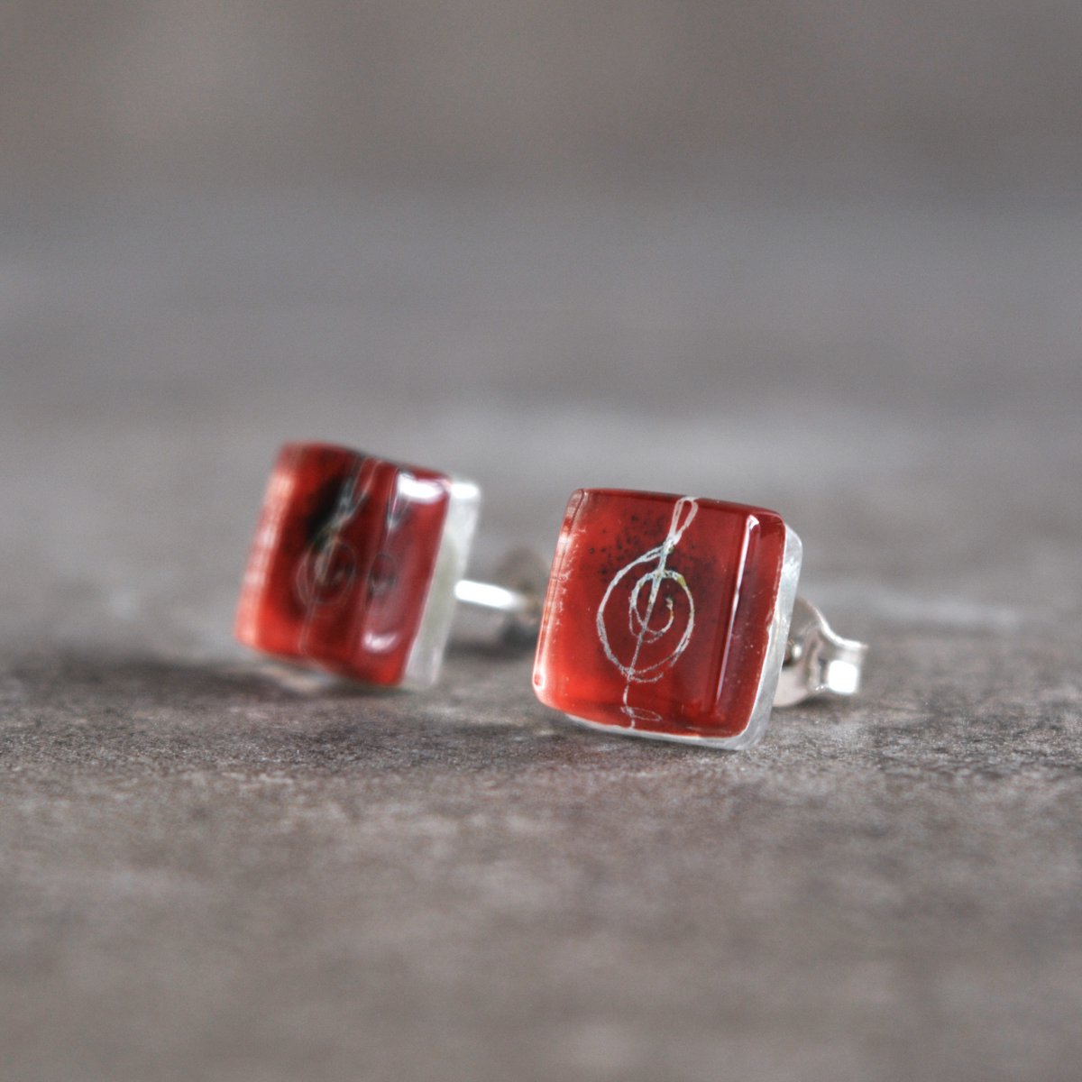 Orecchini a bottone con chiave di violino rossi, vetro e argento sterling 925, oggetto regalo a tema musicale