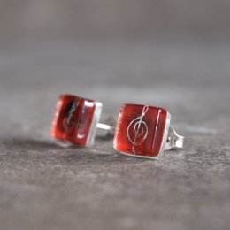Orecchini a bottone con chiave di violino rossi, vetro e argento sterling 925, oggetto regalo a tema musicale