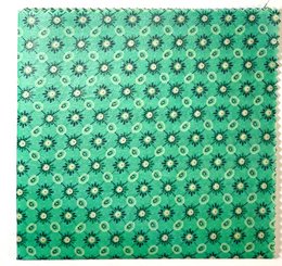 Colorful beeswax cloth "Stella" - size L 33x33cm, made of green fabric with a repeating pattern of small white flowers.