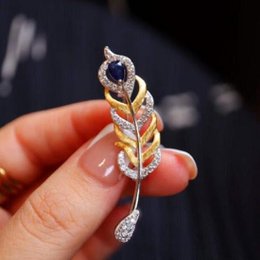 Broche de zafiro con esplendor emplumado