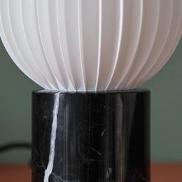 Prosta lampa stołowa kapsułki