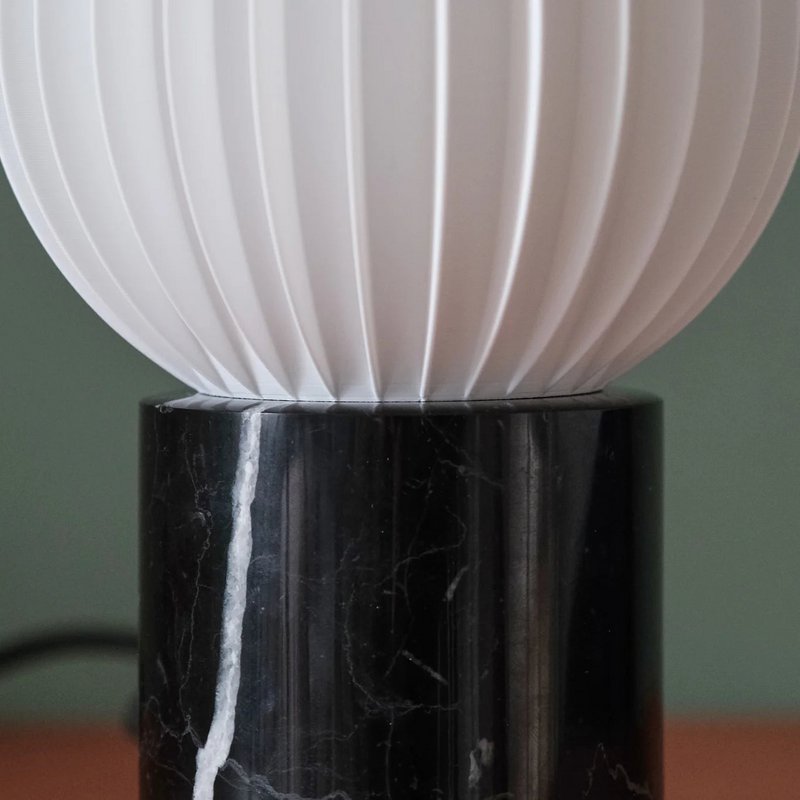 Prosta lampa stołowa kapsułki