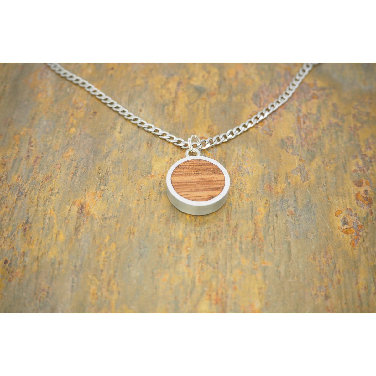 Collana con pendente rotondo in legno di mogano, catena barbazzale in argento in acciaio inossidabile, realizzata a mano
