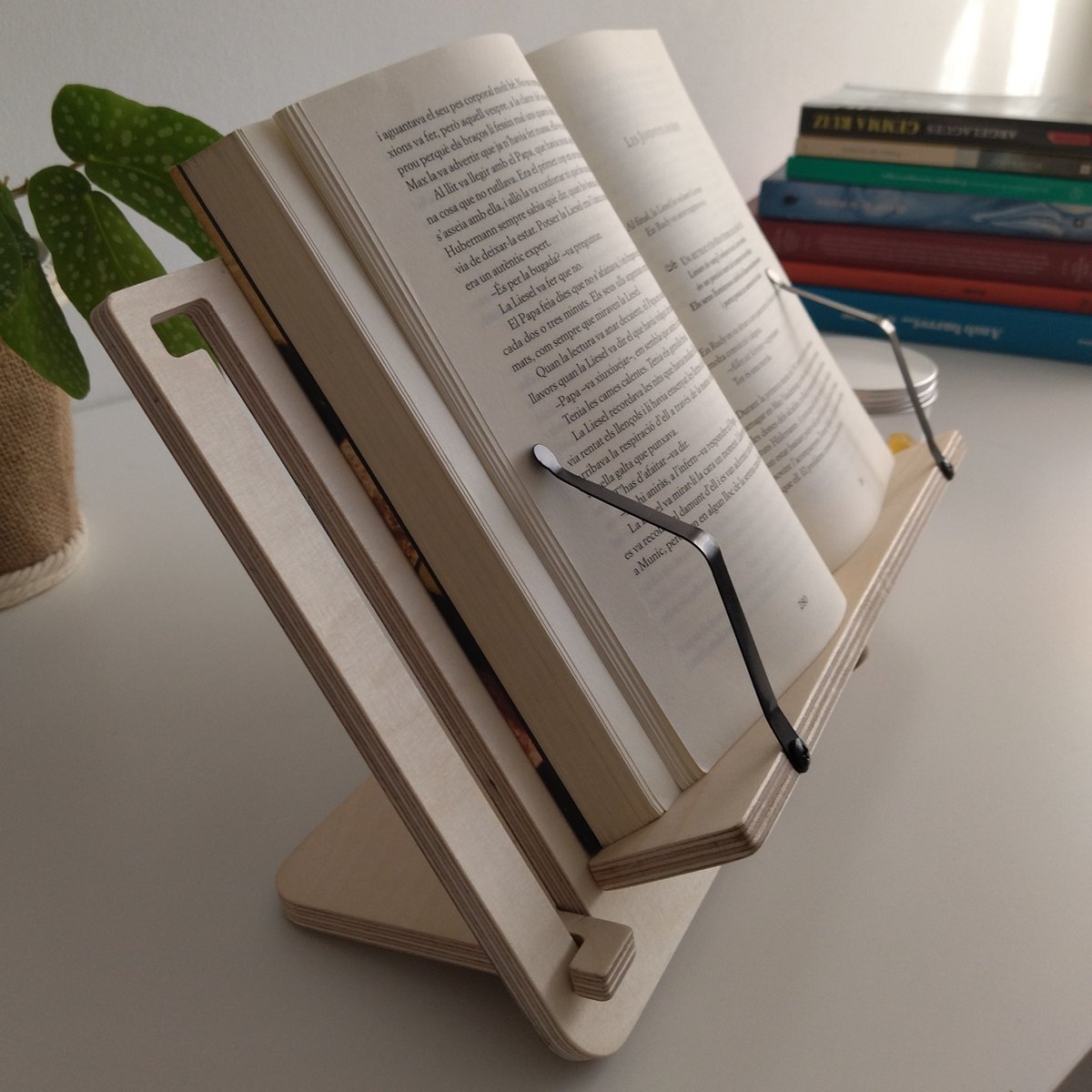 Adjustable support for books and tablets - The reader