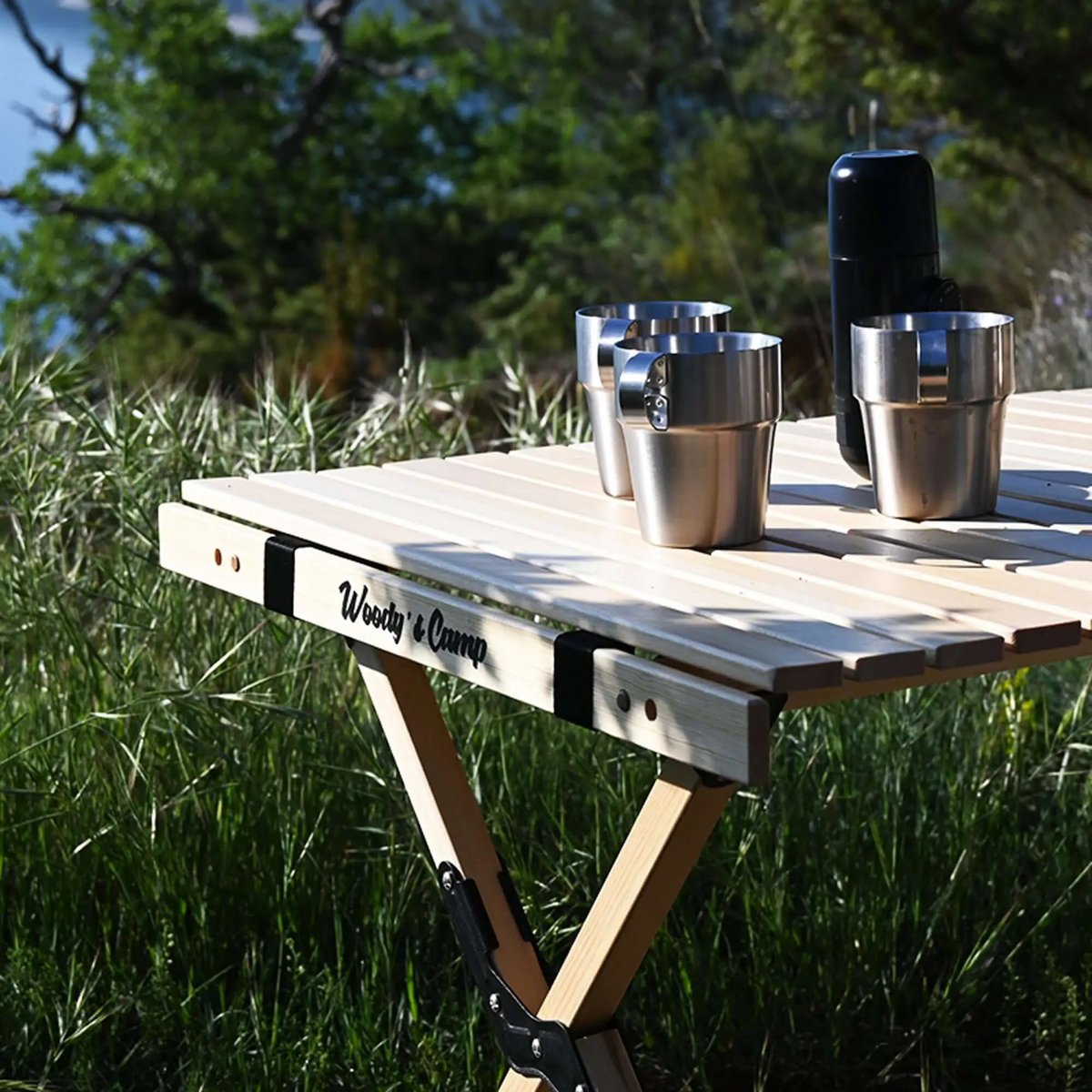 Opvouwbare houten tafel voor op de camping