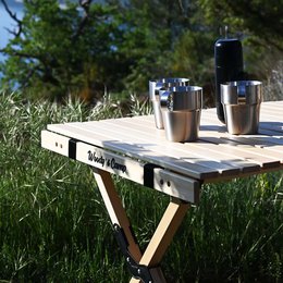 Klappbarer Holztisch zum Camping