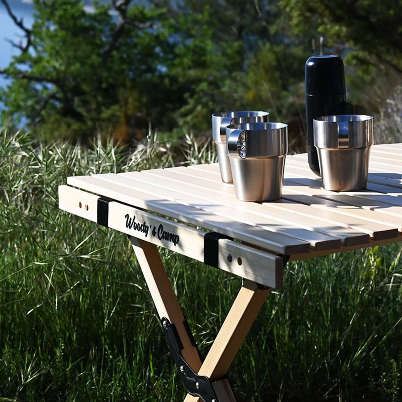 Klappbarer Holztisch zum Camping