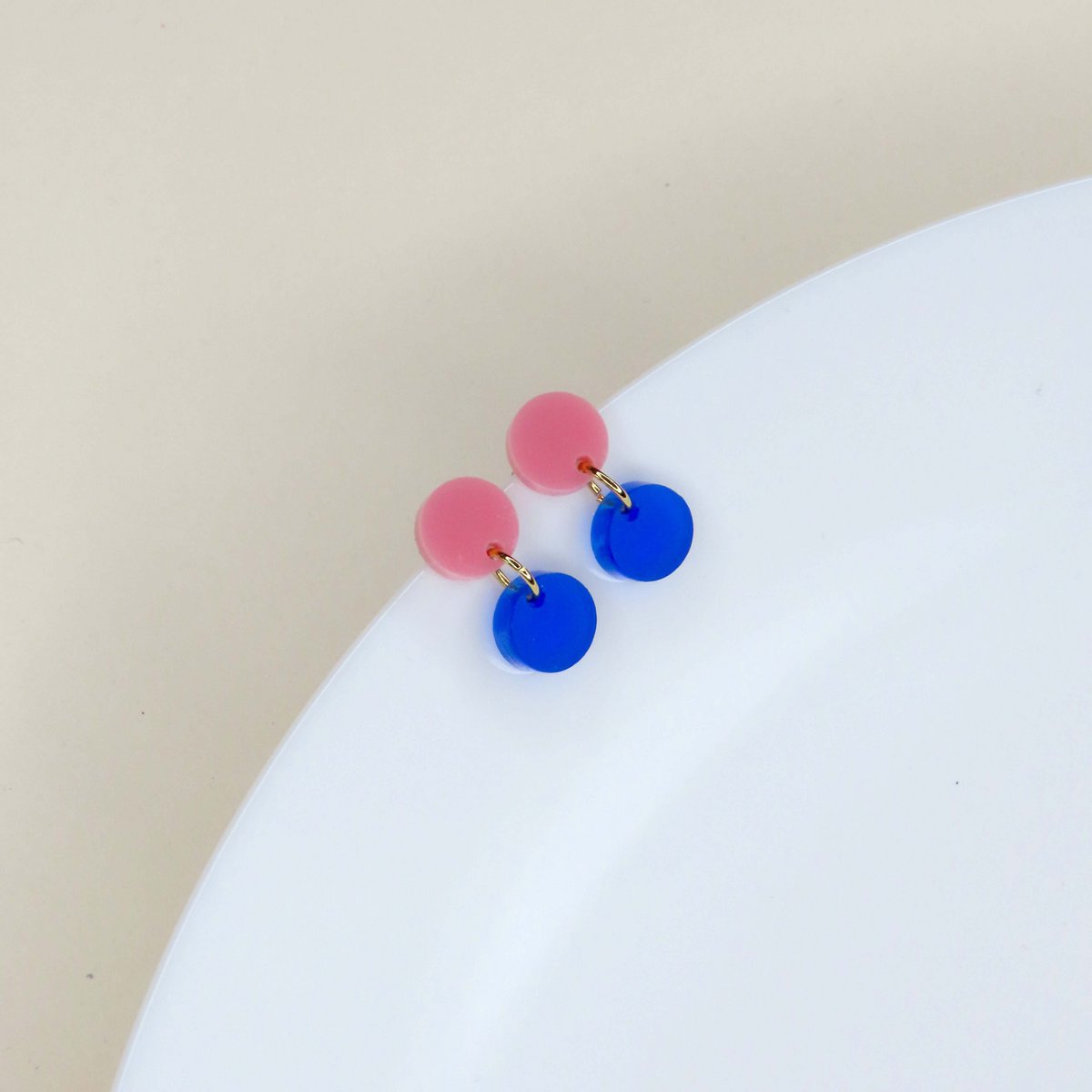 Dotty acryl oorbellen in roze diepblauw