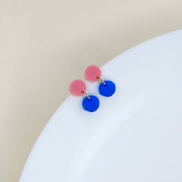 Dotty acryl oorbellen in roze diepblauw