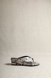 AURORA OFF WHITE – Keil-Zehensteg-Sandalen aus Leder mit Schlangenprägung