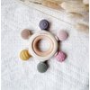 Beißring Dental – mehrfarbiger rosa Silikon-Beißring mit Buchenholzring
