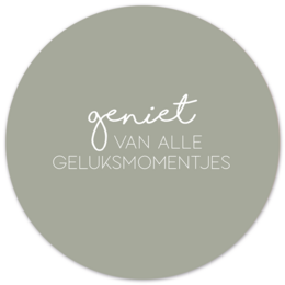 A round wall circle in green color with the text "Geniet van alle geluksmomentjes" (Enjoy all moments of happiness) printed on it. The product is available in various sizes and materials, including Forex and Dibond.