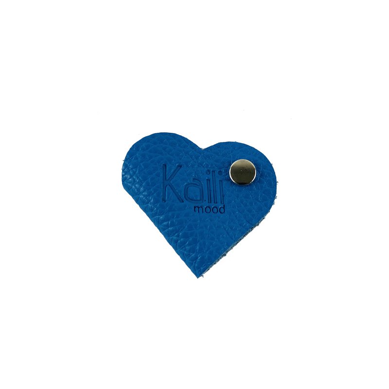 K0039OB | Made in Italy hartvormige kabelhaspel van echt volnerf leer, dollarkorrel - Lichtblauwe kleur - Afmetingen: 5 x 8 x 0,5 cm - Verpakking: stijve bodem/deksel Geschenkdoos