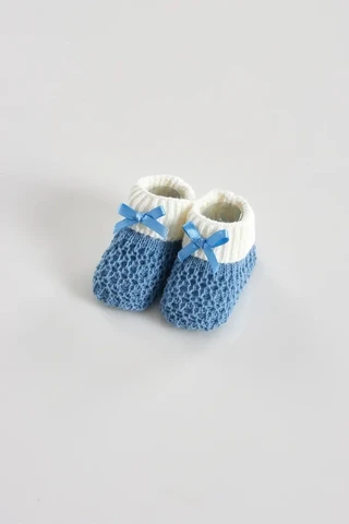 Baby-Strickschuhe mit Schleife, blaue Farbe