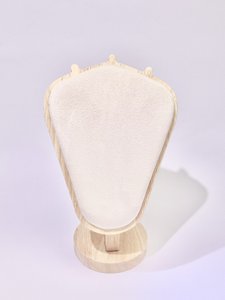 Natuurlijk houten display elegante en stabiele sieraden