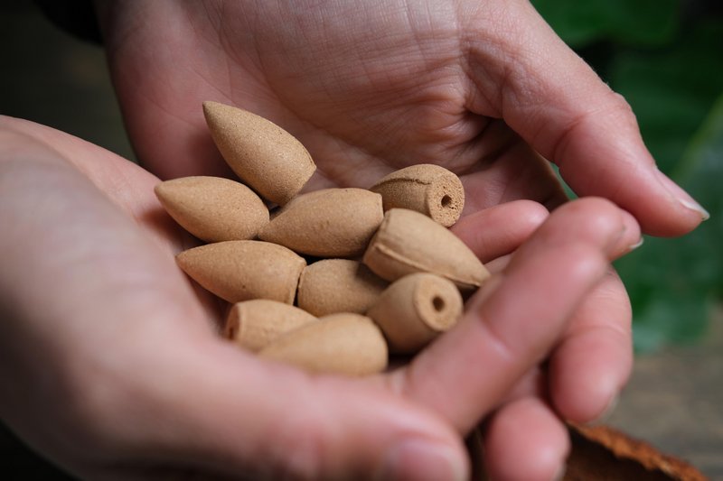 Cadeau de Noël - Cônes d'encens à refoulement naturel - lot de 6 boîtes (3 senteurs)